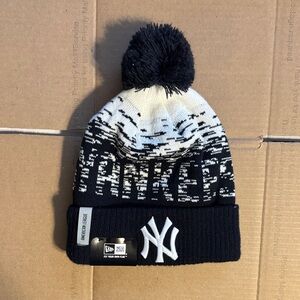 New Era New York Yankees Pom Beanie